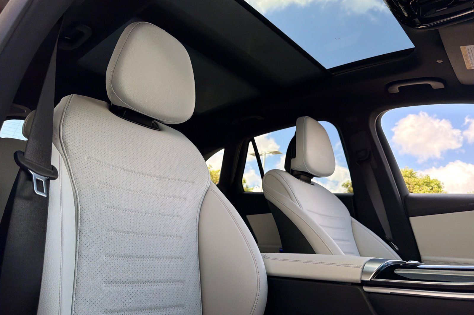 New 2026 Obsidian Black Metallic Mercedes-Benz GLC 300 image 3