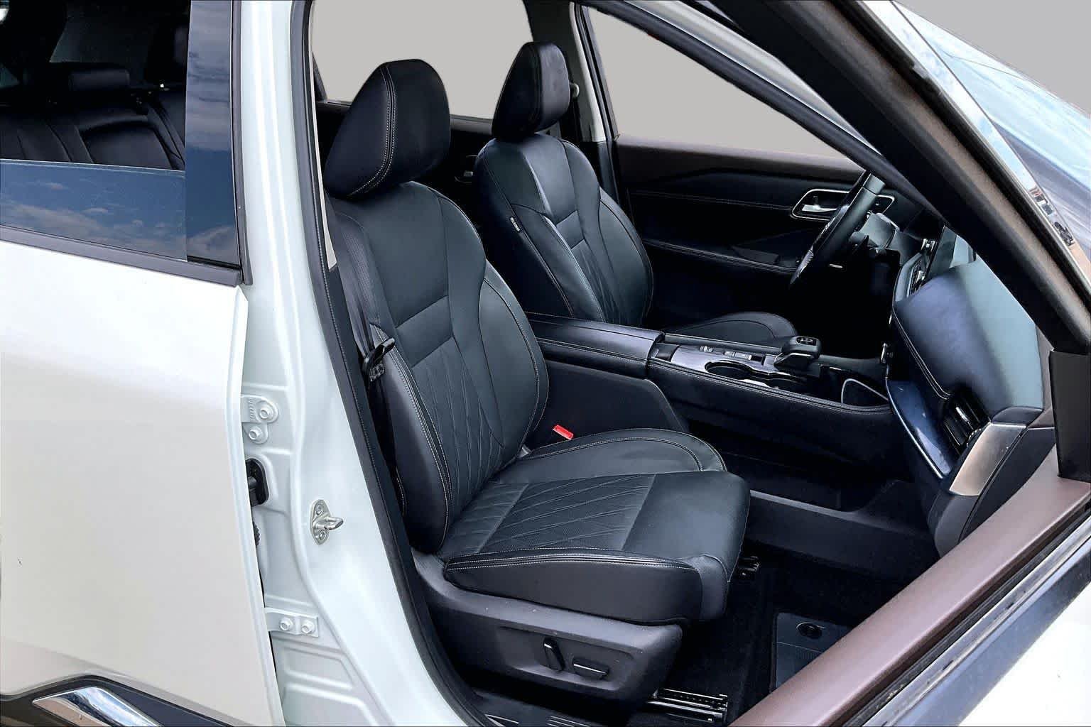 Used 2023 Pearl White Tricoat/Super Black Nissan Platinum image 8