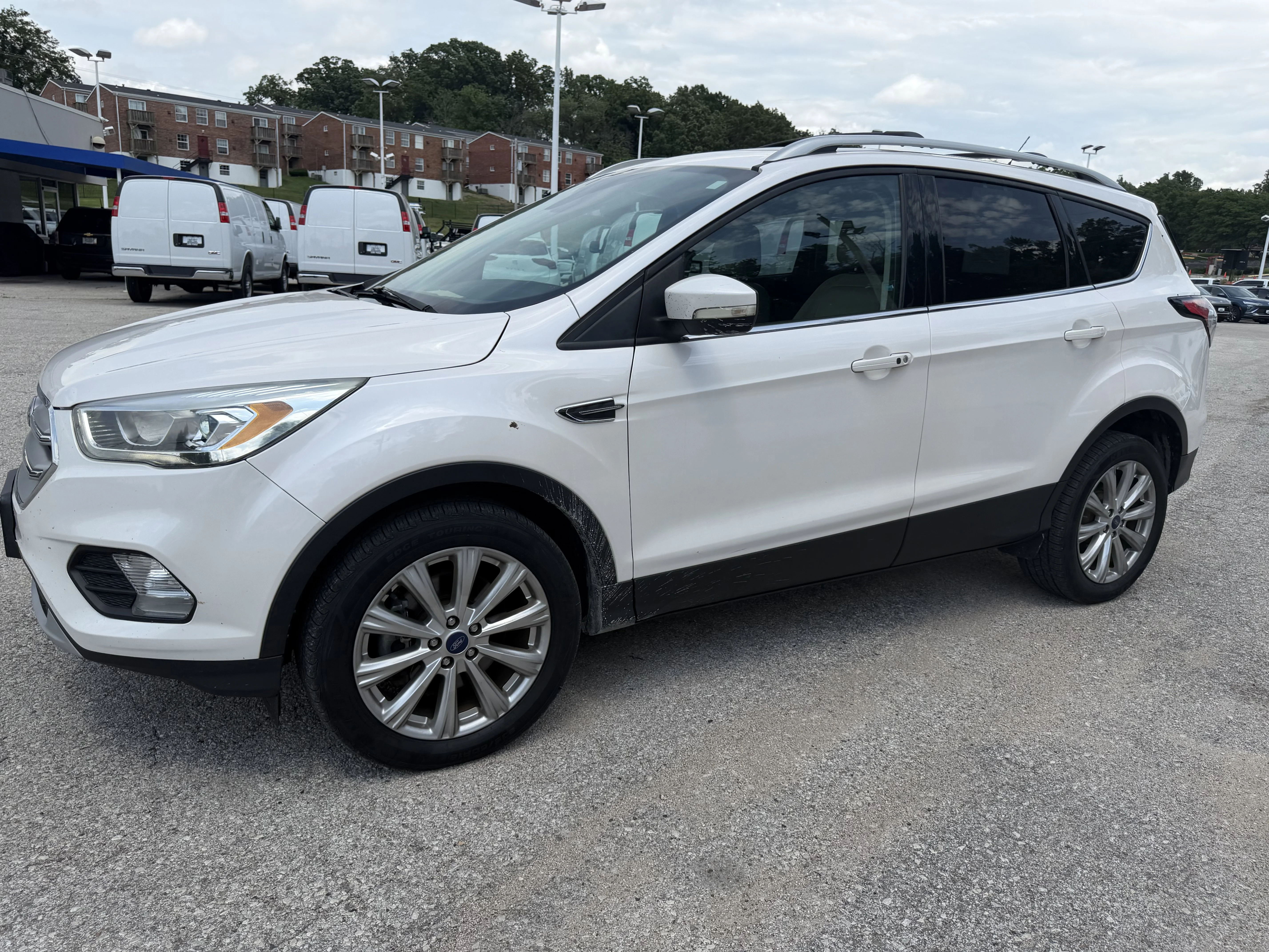 Used 2017  Ford Titanium image 3