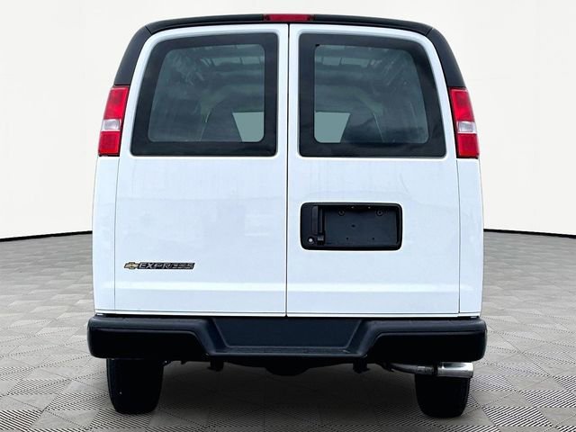 New 2026 Summit White Chevrolet WT image 5