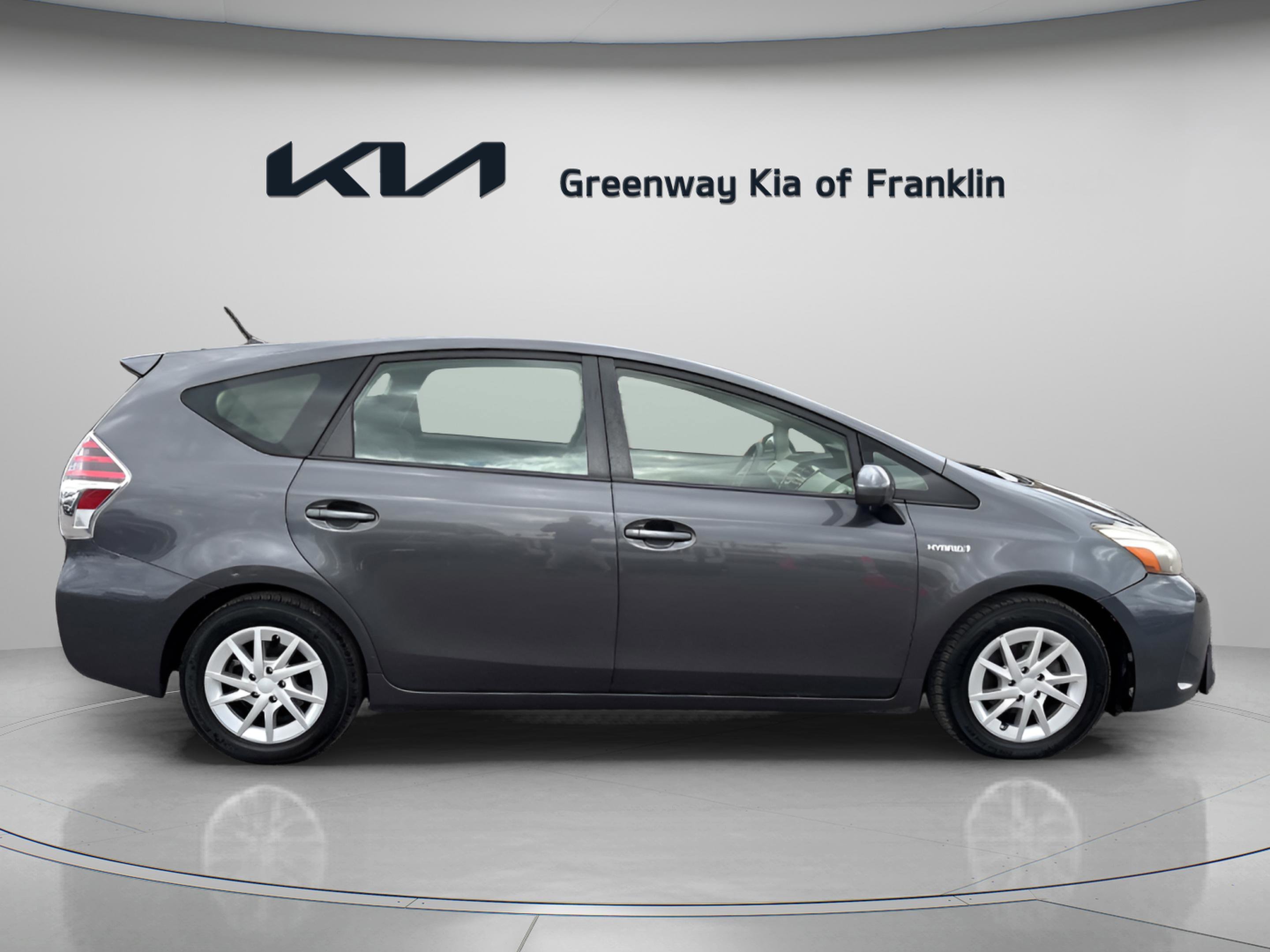 2016 Toyota Prius v Five - Photo 8