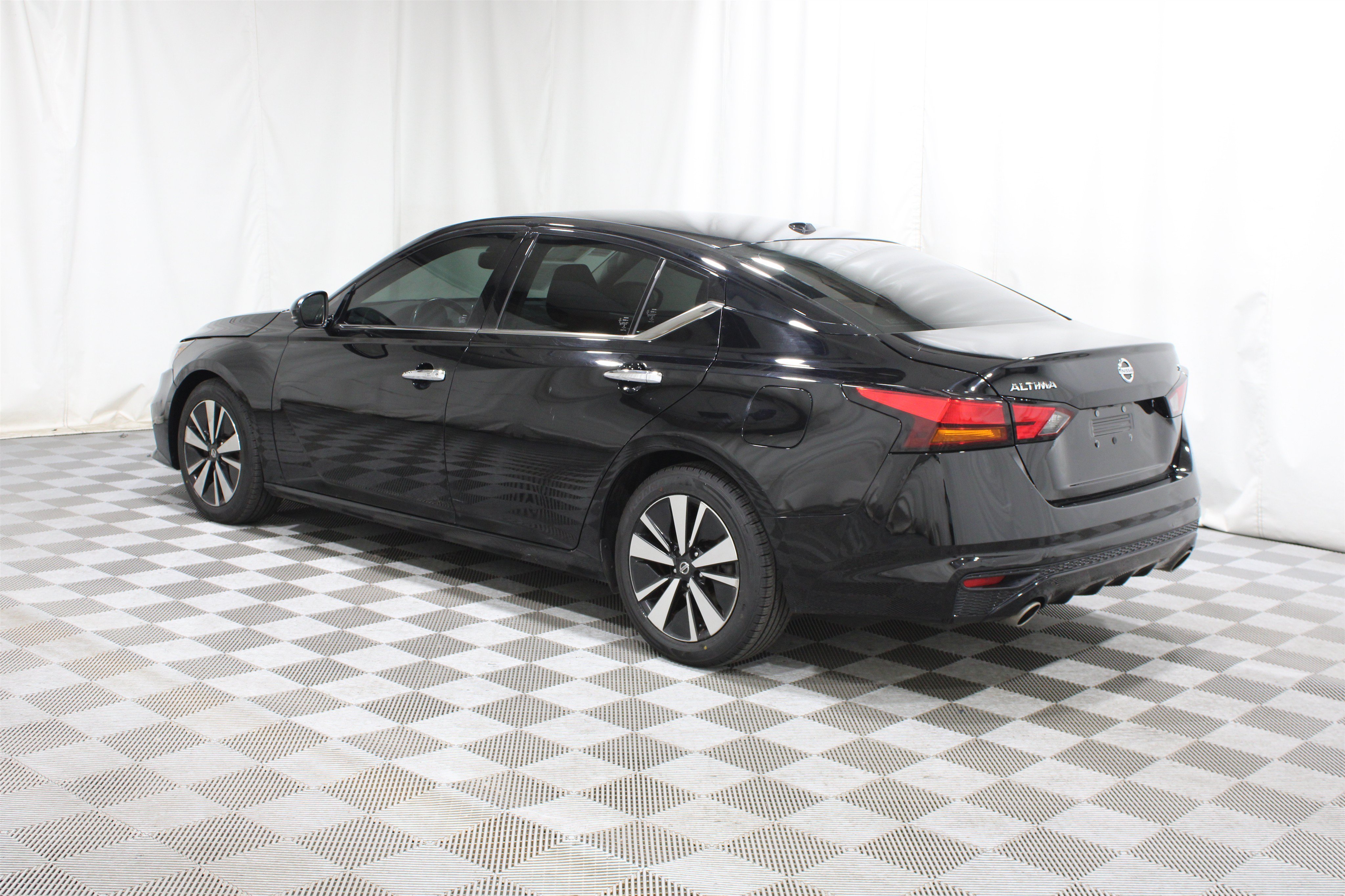 Used 2020 Super Black Nissan 2.5 SL image 32