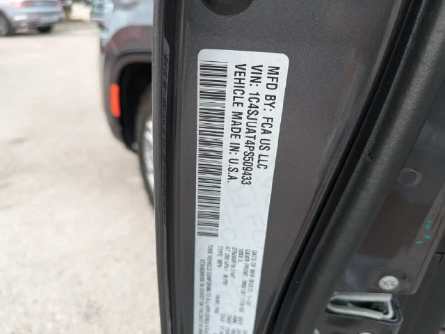 Used 2023 Gray Jeep Base image 37