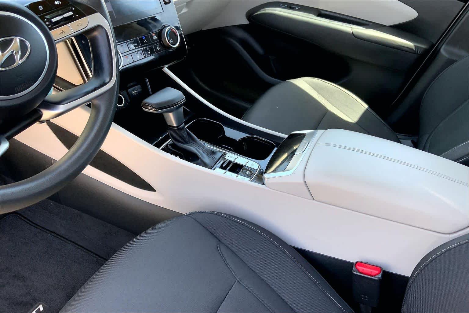 Used 2022 Quartz White Hyundai SE image 16