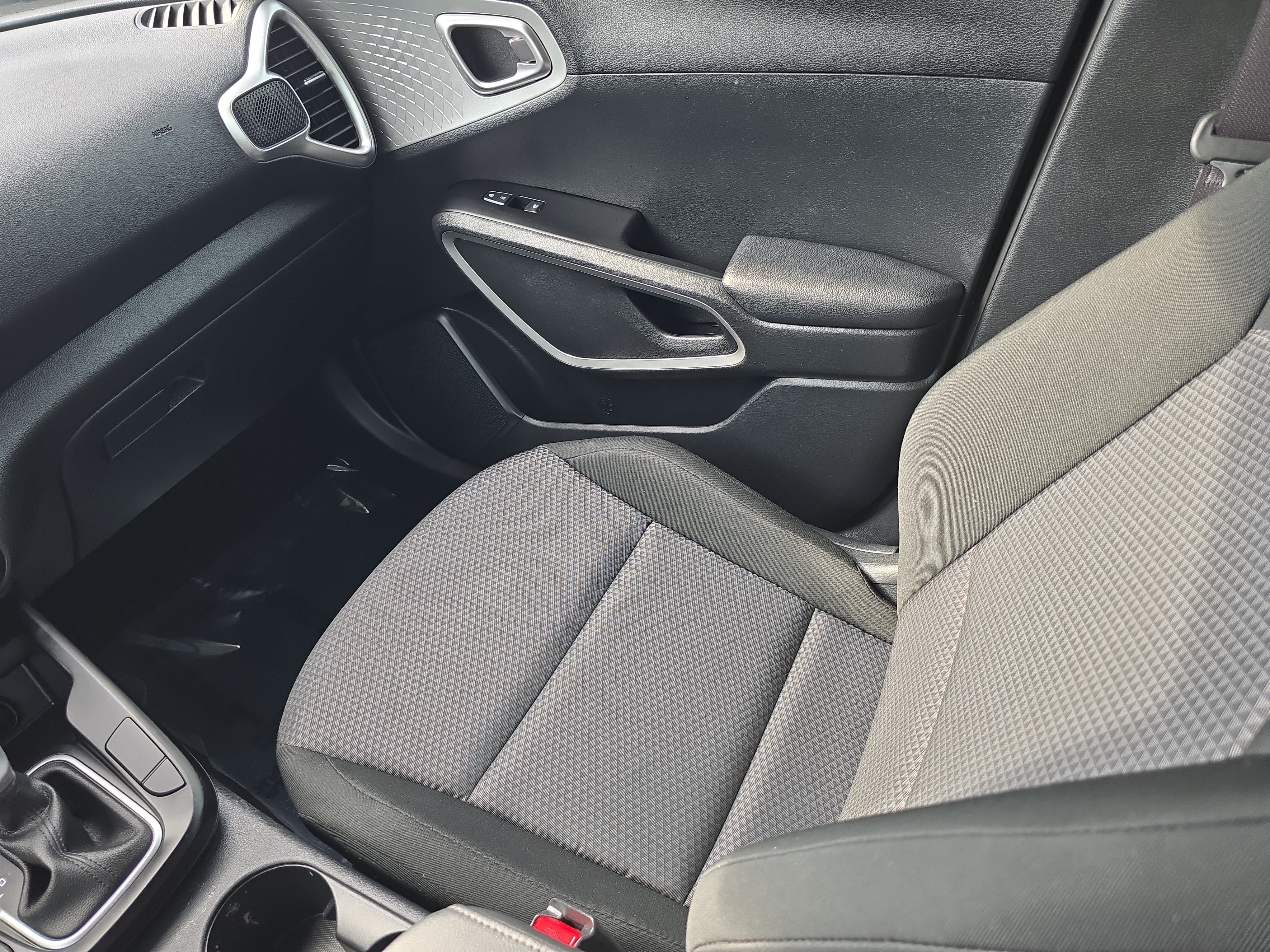 Used 2024 Snow White Pearl Kia LX image 15
