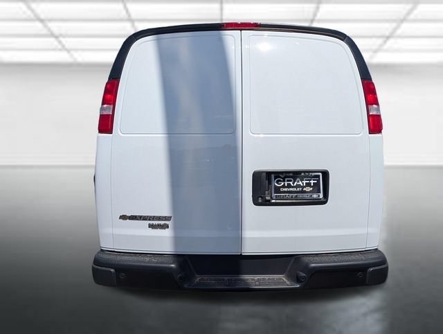 New 2026 Summit White Chevrolet WT image 19