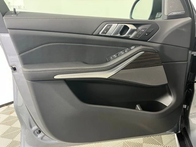New 2026 Skyscraper Grey Metallic BMW xDrive40i image 9