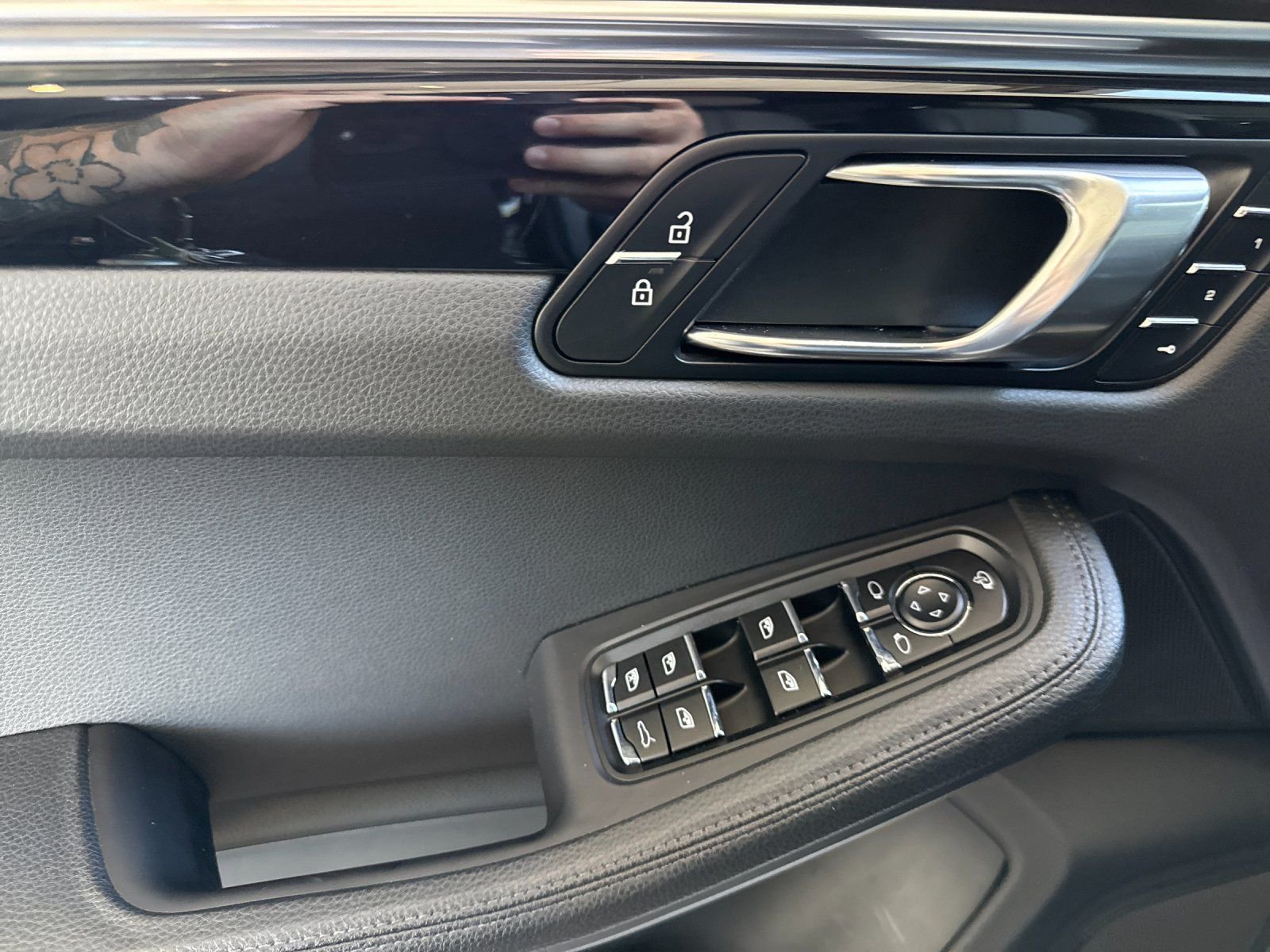 Used 2024  Porsche Base image 10