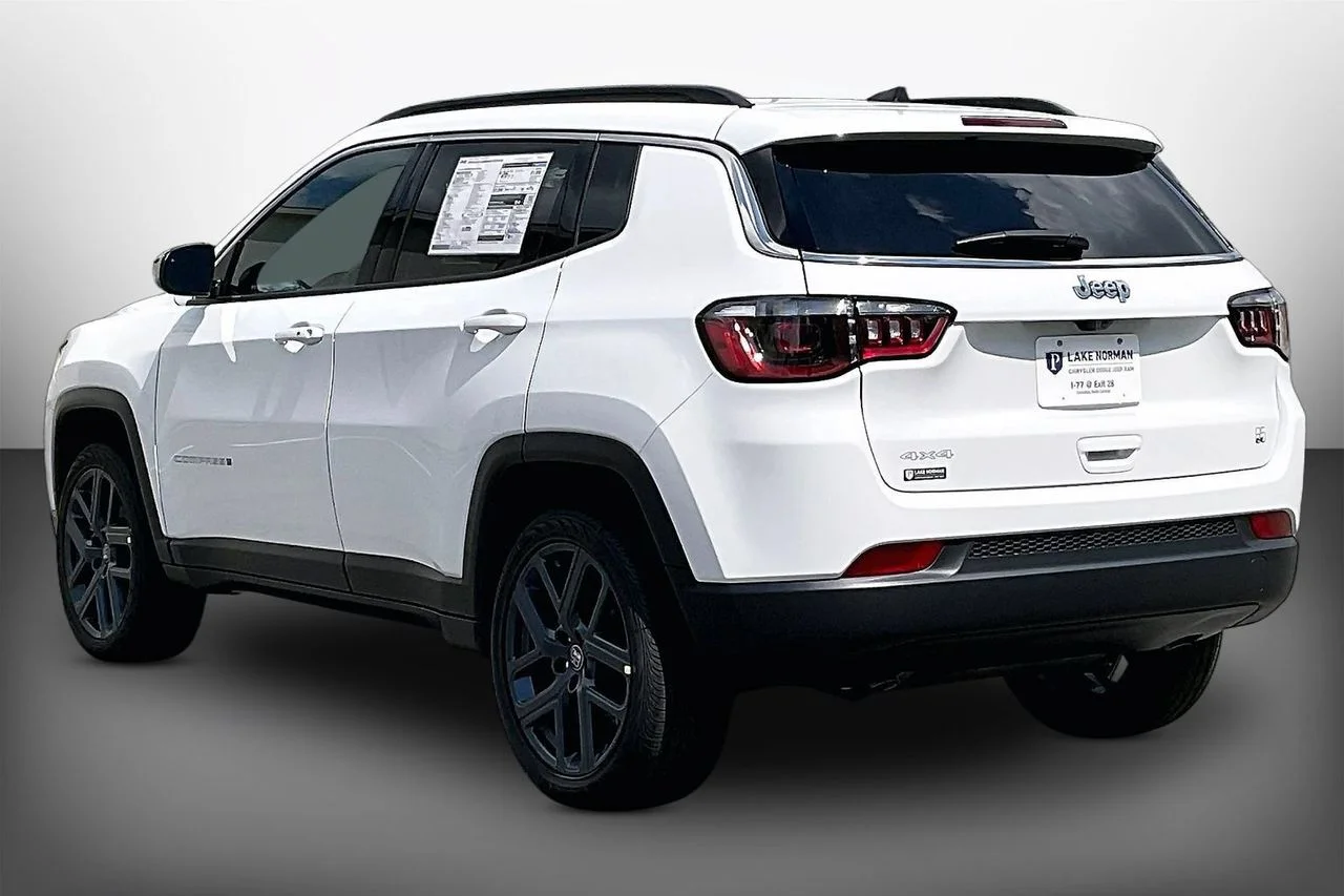New 2026 Bright White Clearcoat Jeep Latitude image 6