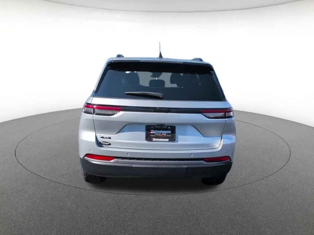 New 2026 Silver Zynith Exterior Paint Jeep Altitude image 6