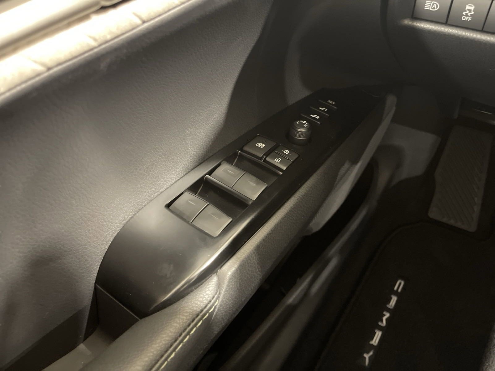 Used 2025 White Toyota XLE image 21