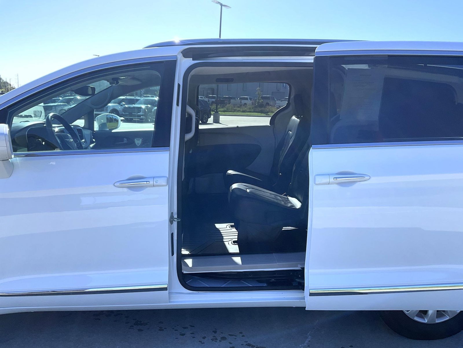 Used 2018 White Chrysler Touring L Plus image 18