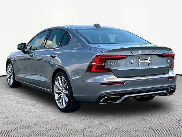 Used 2021 Gray Metallic Volvo T5 Momentum image 4
