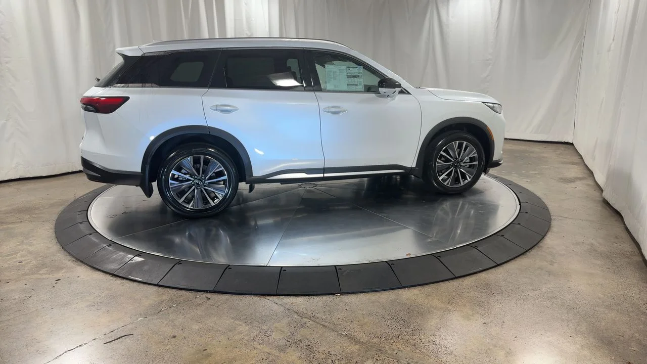 Certified Used 2026 White INFINITI LUXE image 6