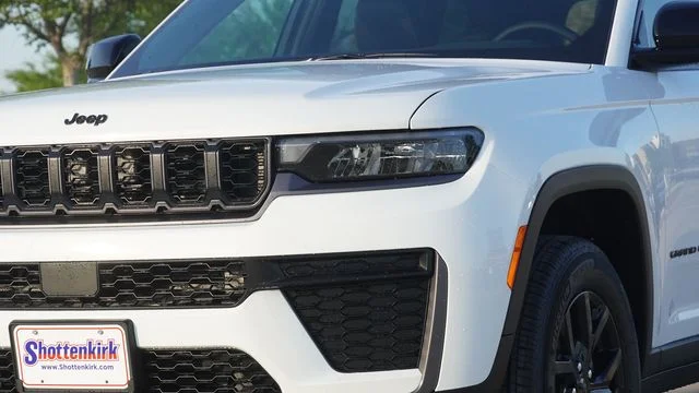 New 2026 Bright White Clear-Coat Exterior Paint Jeep Altitude image 4