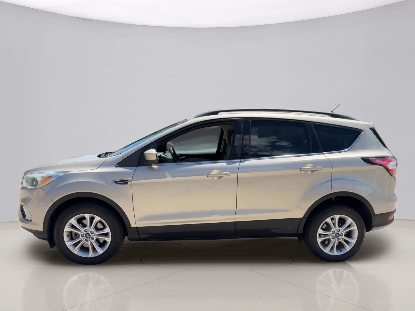 Used 2018 Gold Ford SE 4WD image 2