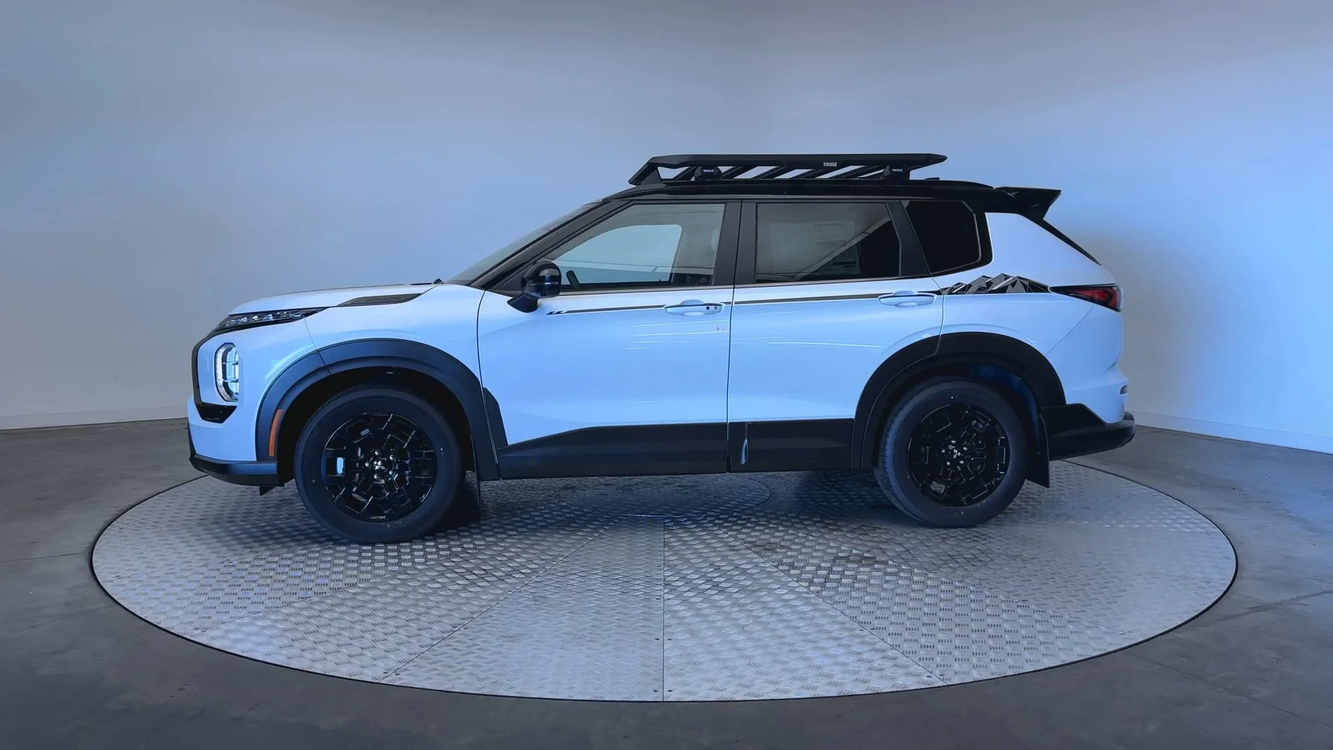 New 2026 White Diamond/Black Roof Mitsubishi Trail Edition image 5