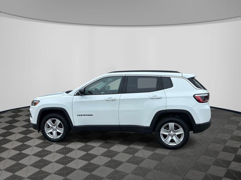 Used 2022 White Jeep Latitude image 4
