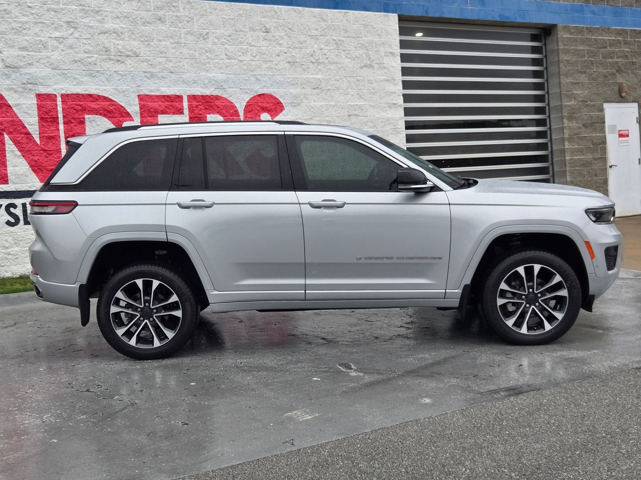Used 2022 Silver Zynith Jeep Overland image 8
