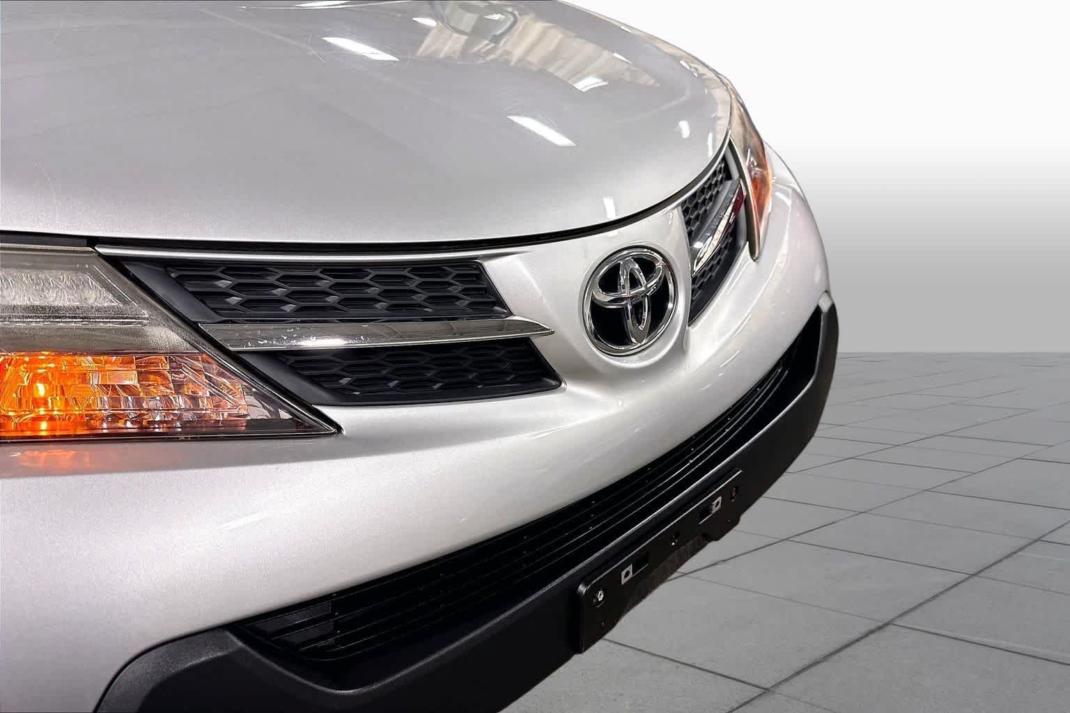 Used 2015 Classic Silver Metallic Toyota XLE image 30