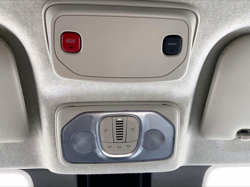 Used 2025 White Ram Base image 25