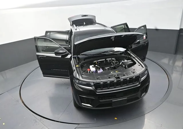 New 2026 Diamond Black Crystal Pearlcoat Jeep Limited image 31