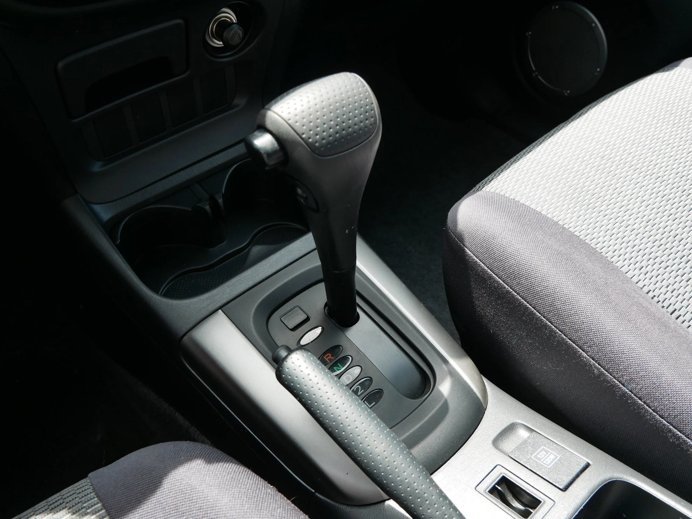 Used 2004 Titanium Metallic Toyota  image 24