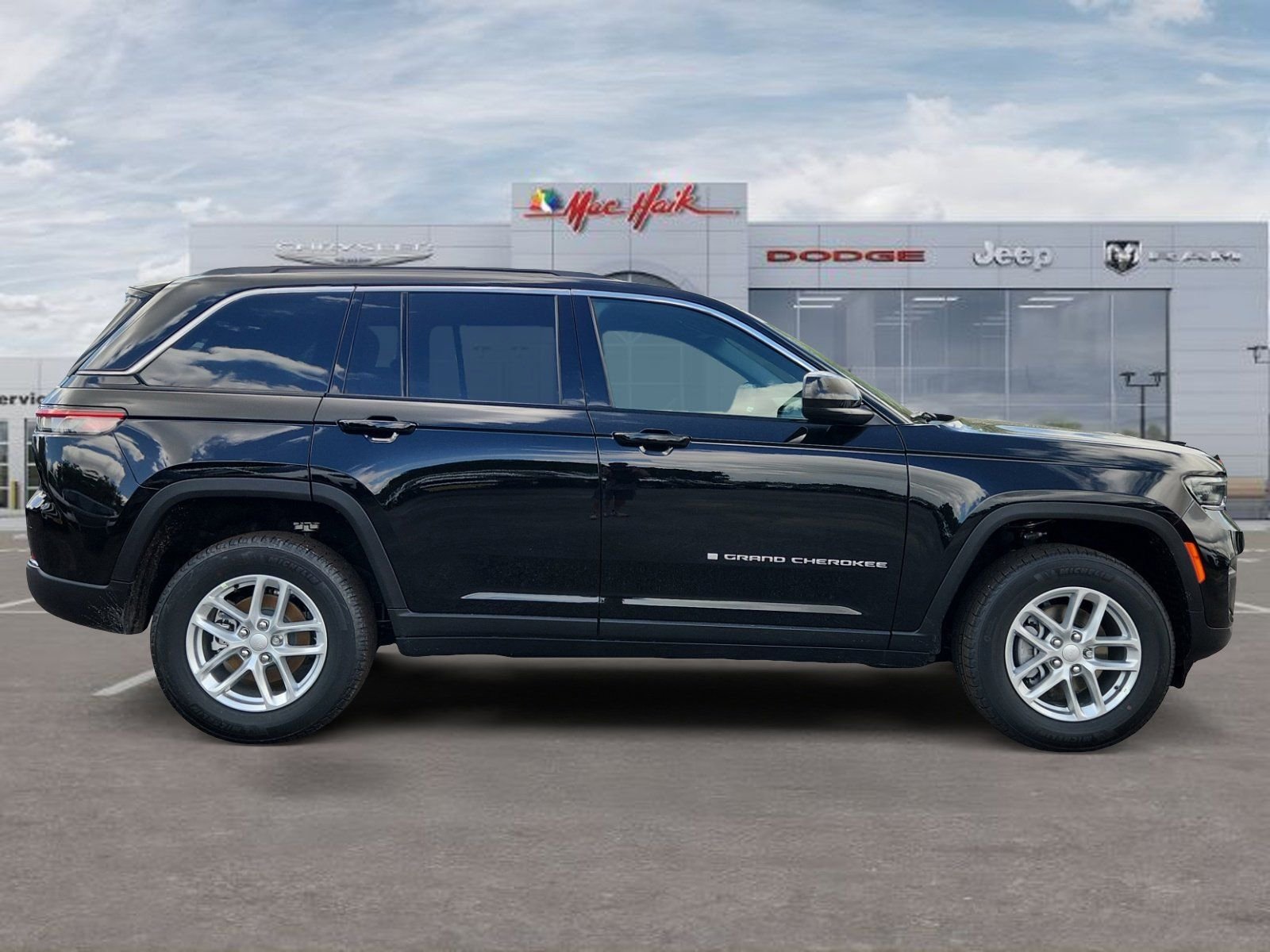 New 2026 Diamond Black Crystal Pearl-Coat Exterior Paint Jeep Laredo image 6