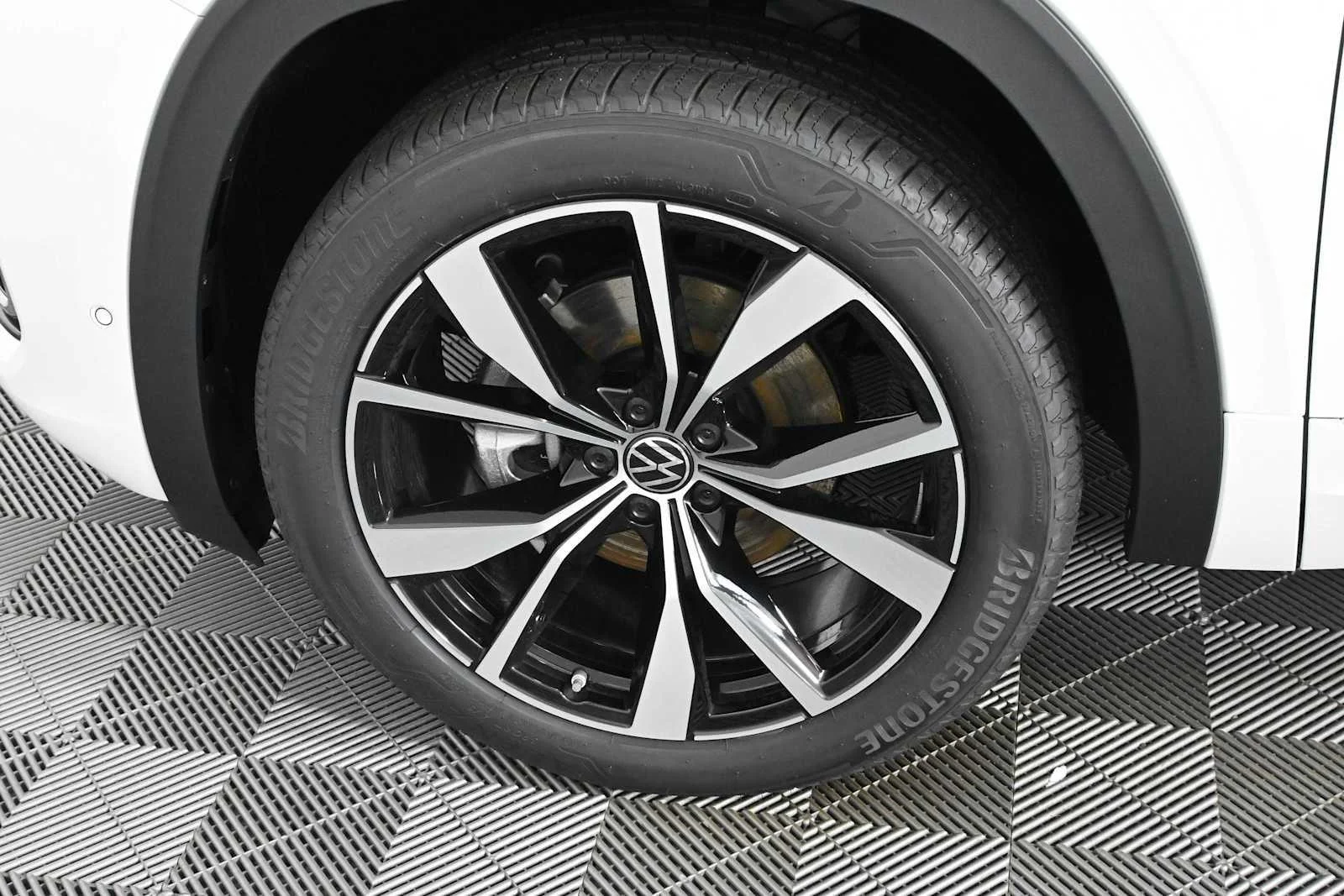 New 2026 opal white pearl Volkswagen 2.0T SEL Premium R-Line image 30