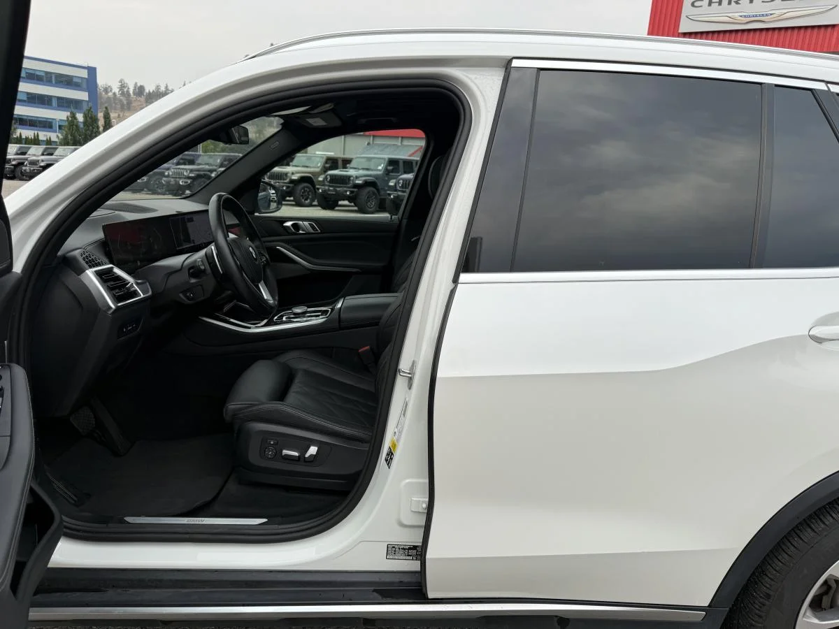 Used 2024 White BMW xDrive40i Sports Activity Vehicle image 13