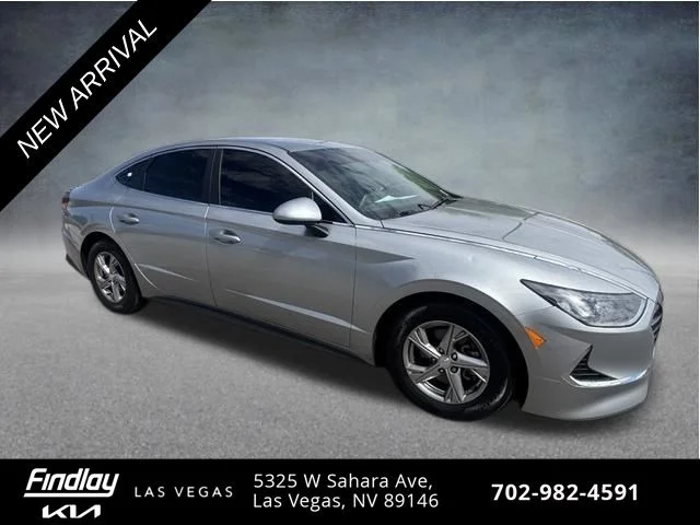 Used 2021 Silver Hyundai SE image 4