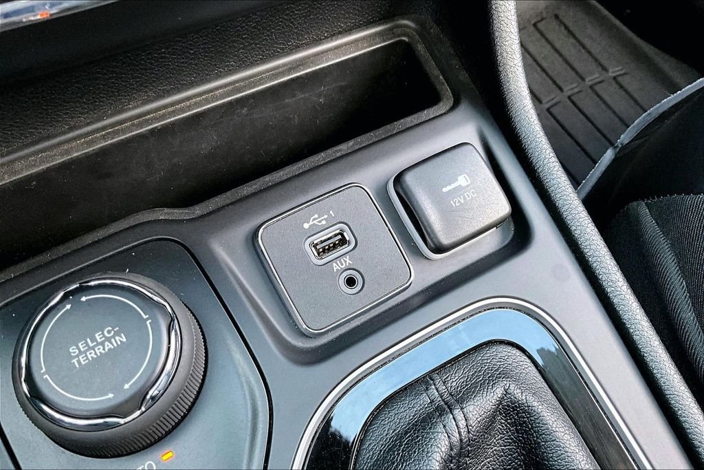 Used 2021 Gray Jeep Limited image 26