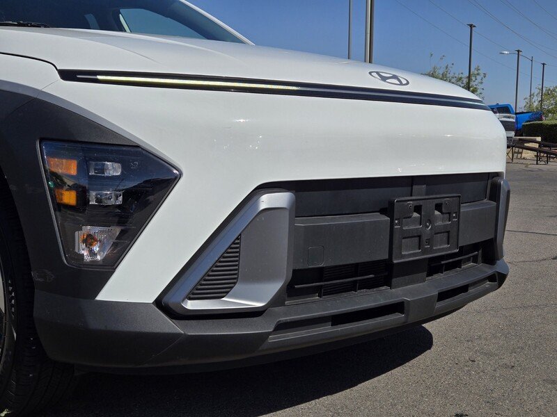 Used 2025 White HYUNDAI SEL FWD image 8