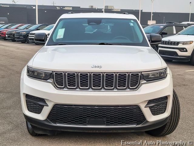 Used 2024 White Jeep Laredo image 4