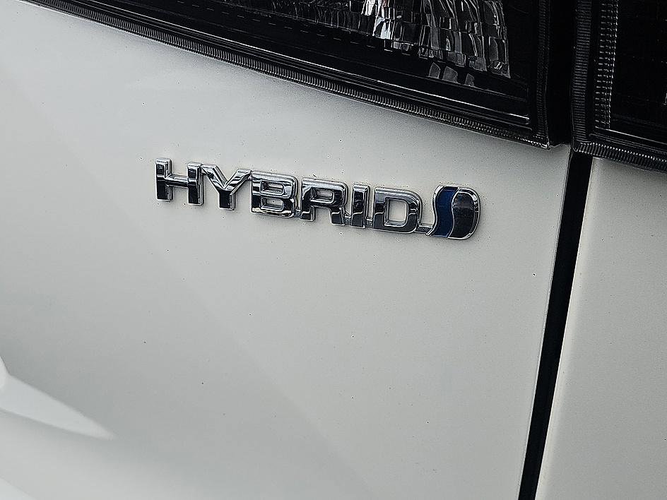 Used 2021 Blizzard Pearl Toyota Hybrid XLE image 10