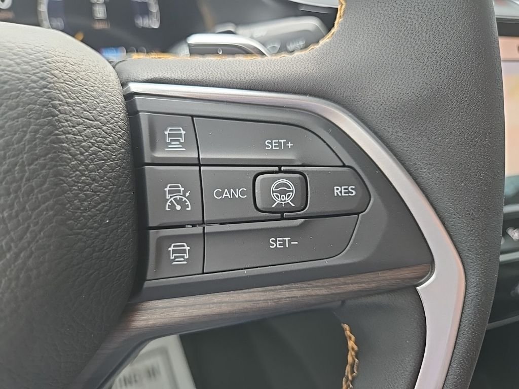 New 2026 Diamond Black Crystal Pearl-Coat Exterior Paint Jeep  image 43