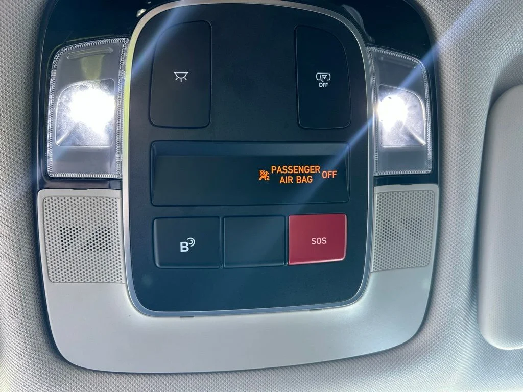 Used 2025 Green Hyundai SEL image 23