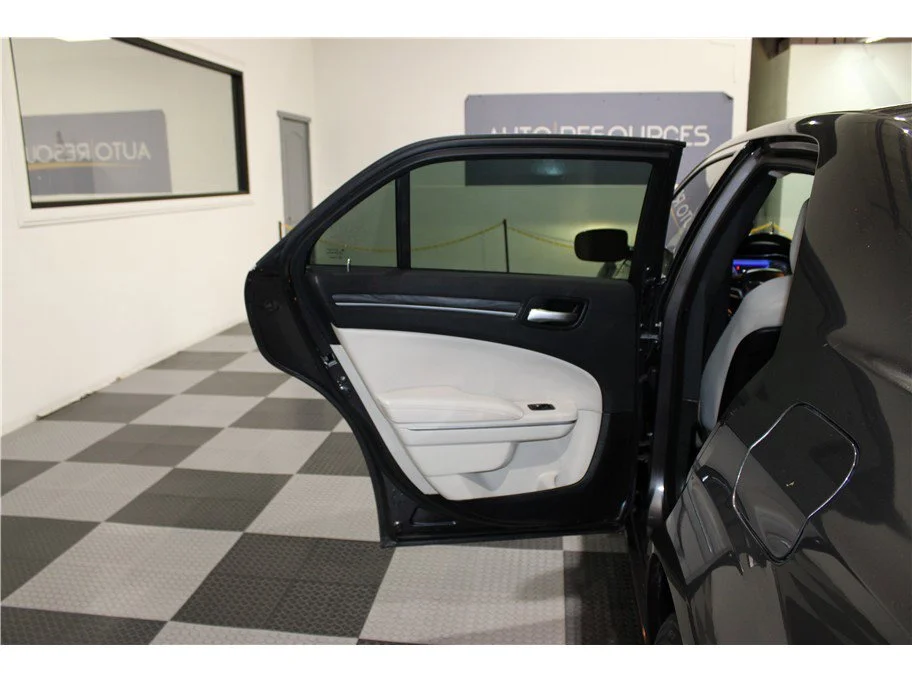Used 2019 Granite Crystal Metallic Clearcoat Chrysler Touring image 13
