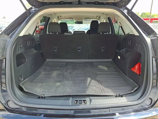 Used 2020 Black Ford SE image 30