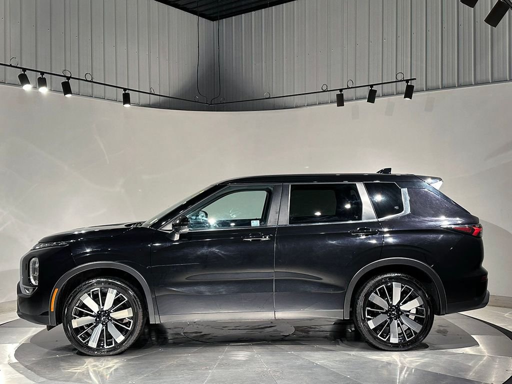 Used 2025 Silver Mitsubishi  image 16