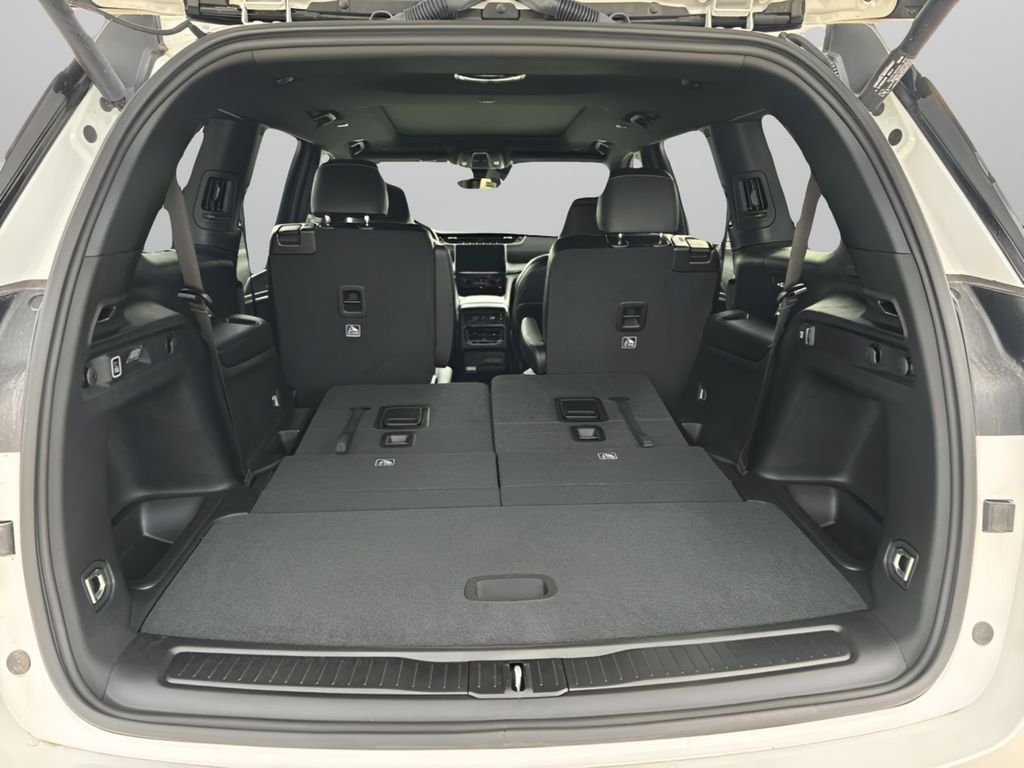 New 2025 Bright White Clear-Coat Exterior Paint Jeep Limited image 18