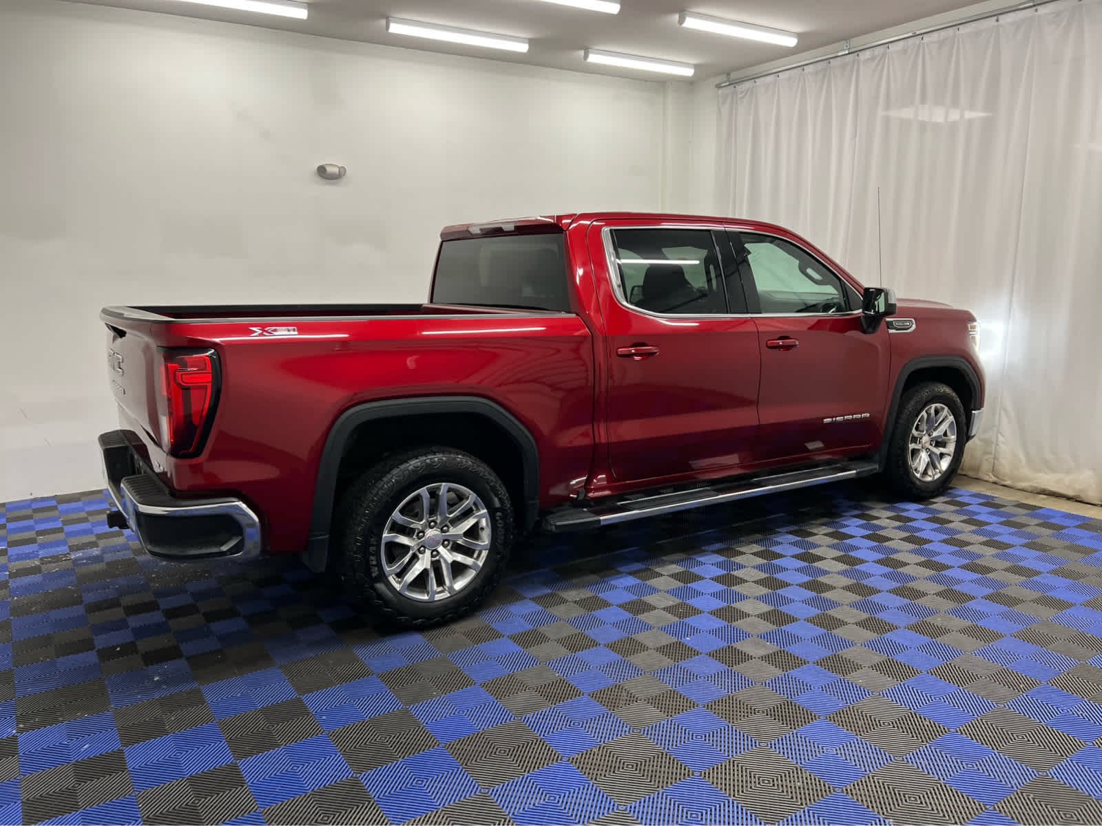 Used 2021 Cayenne Red Tintcoat GMC SLE image 11