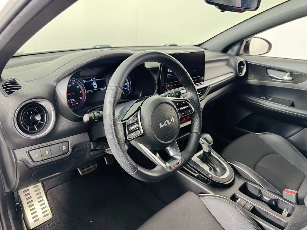 Used 2023 White Kia GT-Line image 8