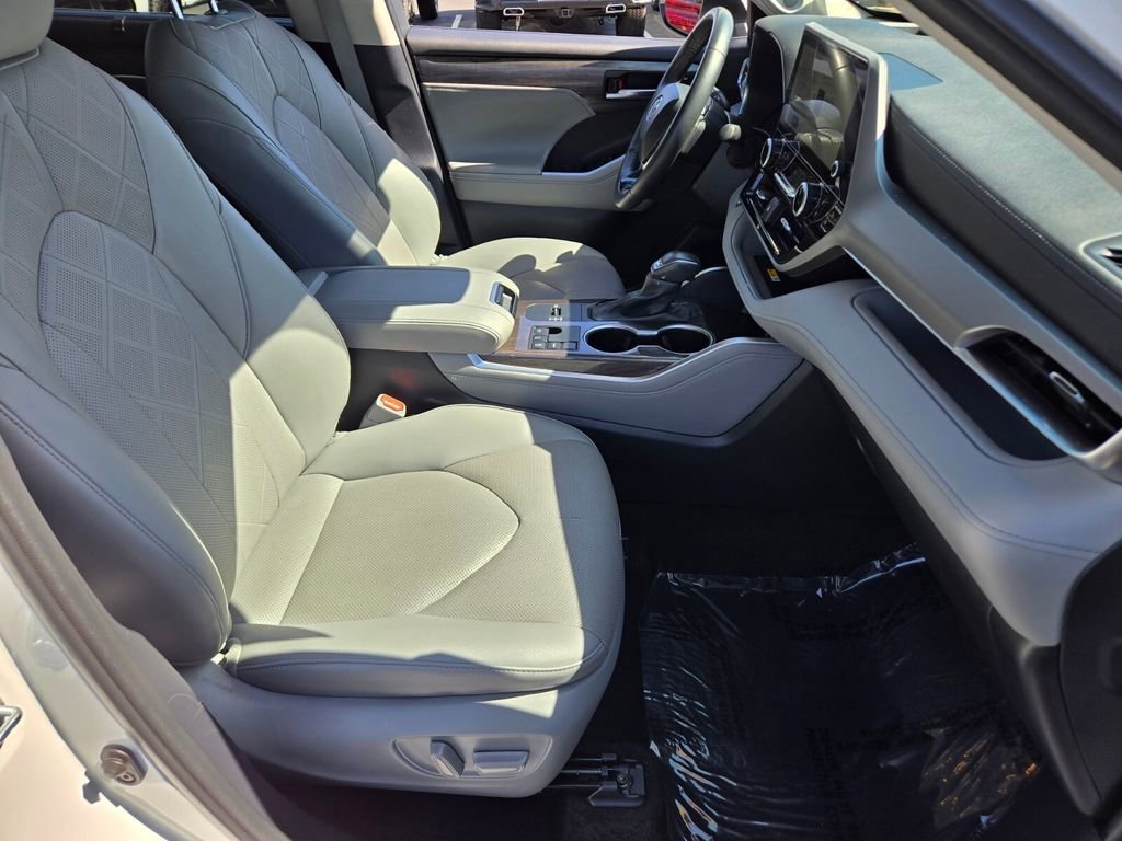 2024 Toyota Highlander Platinum - Photo 16