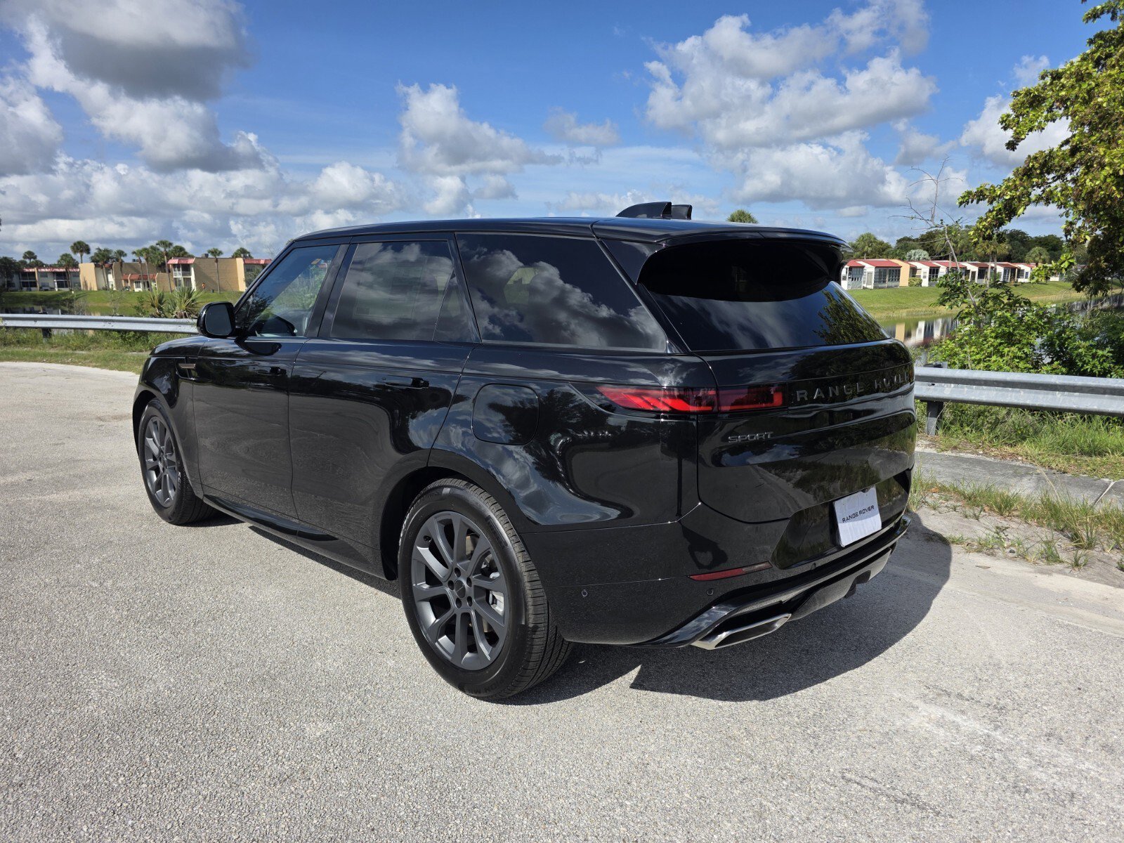 New 2026 Santorini Black Land Rover P460e Dynamic SE image 2