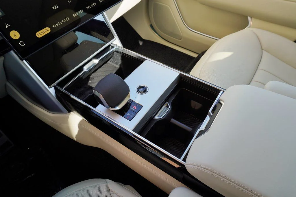 New 2026 Ostuni Pearl White Land Rover SE image 27