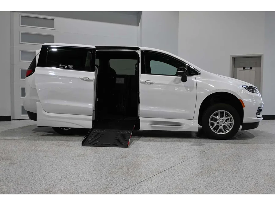 2024 Chrysler Pacifica Touring - Photo 17