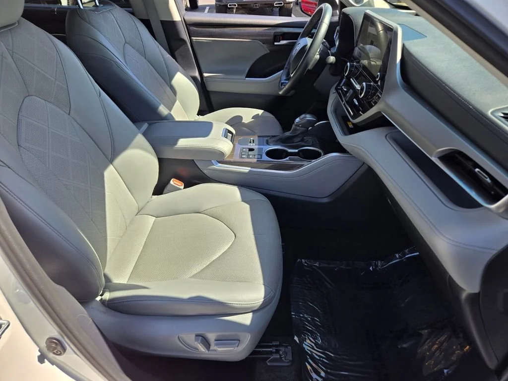 Used 2024 Wind Chill Pearl Toyota LE image 16