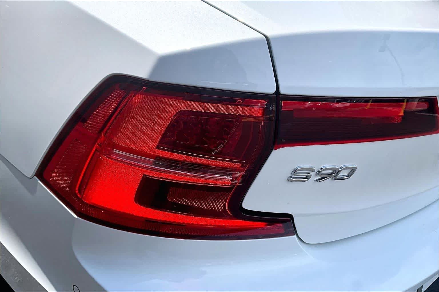 Used 2018 Crystal White Pearl Metallic Volvo Momentum image 28