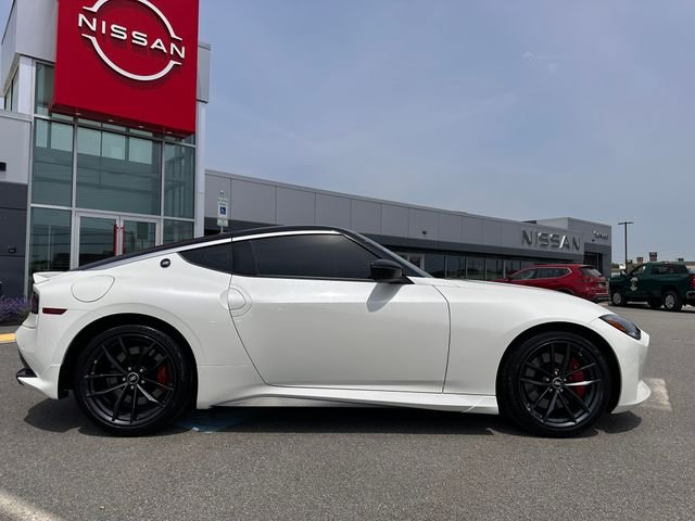 New 2026 Pearl White TriCoat / Super Black Two-tone Nissan Performance image 2